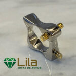 anillo con incrustaciones doradas